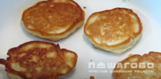 Фото приготовления рецепта: Яблочные оладьи на кефире - шаг 7