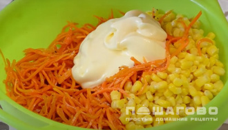 Фото приготовления рецепта: Салат с копченой курицей и корейской морковью - шаг 4