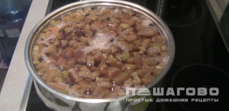 Фото приготовления рецепта: Простой компот из ревеня - шаг 4