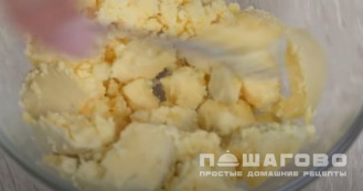 Фото приготовления рецепта: Нежный салат с копченой курицей и свежими огурцами - шаг 4