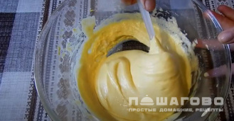 Фото приготовления рецепта: Быстрый рулет из сгущенки с начинкой - шаг 5