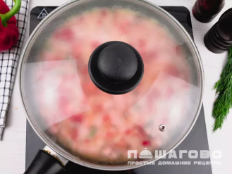 Фото приготовления рецепта: Омлет с вареной колбасой и овощами - шаг 6