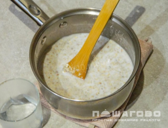 Фото приготовления рецепта: Каша из овсяных хлопьев - шаг 3
