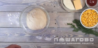 Фото приготовления рецепта: Луковая пицца с кукурузой и моцареллой - шаг 4