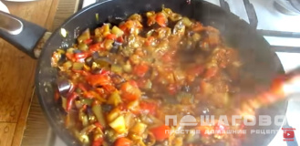 Фото приготовления рецепта: Жареная баклажанная икра кусочками - шаг 8