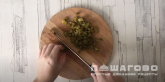 Фото приготовления рецепта: Салат с фасолью, копченой колбасой и сухариками - шаг 1