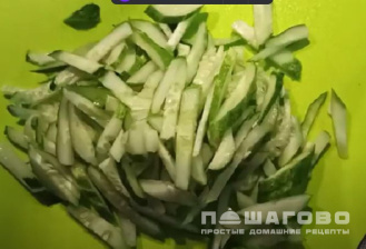 Фото приготовления рецепта: Морской салат из коктейля морепродуктов - шаг 2