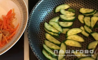 Фото приготовления рецепта: Салат с фунчозой и морепродуктами - шаг 4