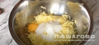 Фото приготовления рецепта: Яблочные драники с корицей - шаг 2