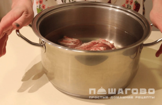 Фото приготовления рецепта: Щи из свежей капусты со свининой - шаг 1