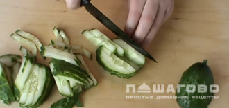 Фото приготовления рецепта: Салат «Министерский» с куриной грудкой и яичными блинчиками - шаг 1