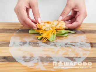 Фото приготовления рецепта: Спринг-роллы с королевскими креветками - шаг 4