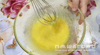 Фото приготовления рецепта: Кекс с изюмом на кефире - шаг 1