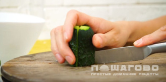 Фото приготовления рецепта: Маринованные огурцы с овощами - шаг 2
