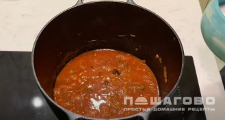 Фото приготовления рецепта: Азу по-татарски из говядины с солеными огурцами - шаг 4