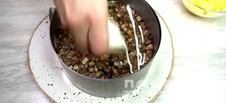 Фото приготовления рецепта: Салат из ананасов с сыром и чесноком - шаг 12