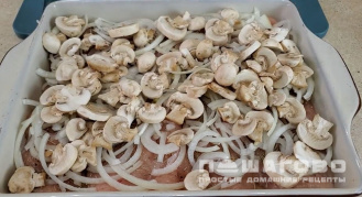 Фото приготовления рецепта: Мясо по-французски с картофелем и грибами - шаг 4