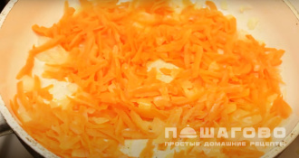 Фото приготовления рецепта: Суп гороховый с копченой колбасой - шаг 4