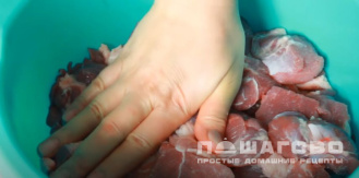 Фото приготовления рецепта: Тушенка из свиных ножек - шаг 3