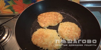 Фото приготовления рецепта: Оладьи из цукини с чесноком - шаг 4