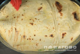 Фото приготовления рецепта: Лаваш с яйцом и зеленью - шаг 4