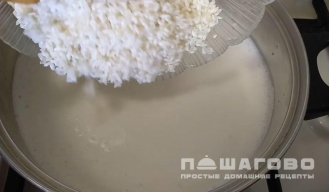 Фото приготовления рецепта: Молочная рисовая каша - шаг 3