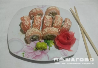 Фото приготовления рецепта: Классические роллы из рыбы и огурца - шаг 4