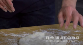 Фото приготовления рецепта: Пицца по-итальянски с помидорами черри и двумя видами сыра - шаг 6