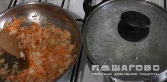 Фото приготовления рецепта: Грибной суп из шампиньонов с плавленным сыром - шаг 5