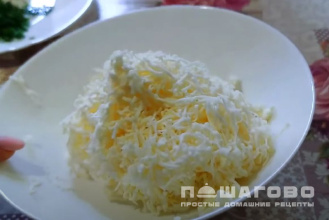 Фото приготовления рецепта: Рулет из омлета с начинкой - шаг 1