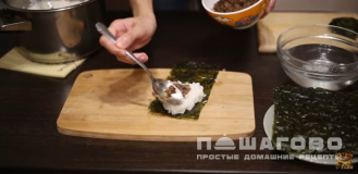 Фото приготовления рецепта: Онигири с тунцом - шаг 5