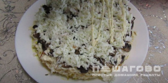 Фото приготовления рецепта: Салат Белый медведь с курагой и грецким орехом - шаг 10