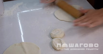 Фото приготовления рецепта: Чебуреки с рыбой - шаг 7