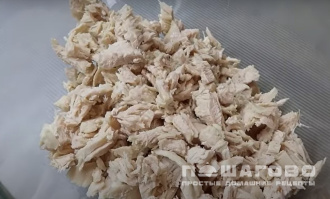 Фото приготовления рецепта: Салат с курицей, черносливом и грецкими орехами - шаг 2