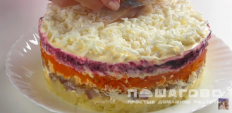 Фото приготовления рецепта: Сельдь под шубой с яйцами - шаг 10