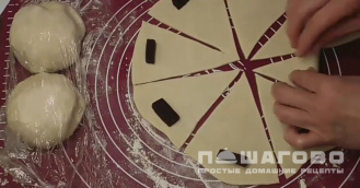 Фото приготовления рецепта: Рогалики на пиве - шаг 7