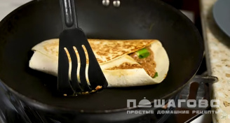 Фото приготовления рецепта: Буррито с начинкой из говяжьего фарша - шаг 13