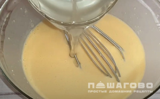Фото приготовления рецепта: Быстрые блины на молоке с дырочками - шаг 3