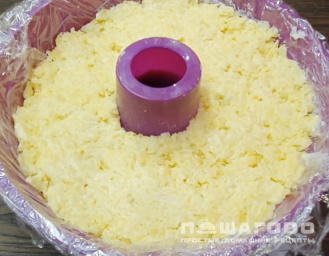 Фото приготовления рецепта: Селедка под шубой с яблоком - шаг 5