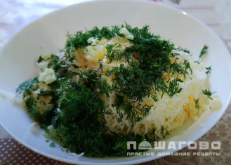 Фото приготовления рецепта: Рулет из омлета с начинкой - шаг 2
