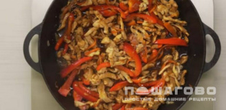 Фото приготовления рецепта: Яичная лапша с курицей и сладким перцем по-азиатски - шаг 9