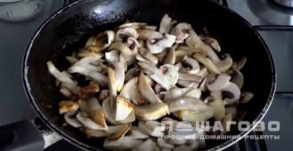 Фото приготовления рецепта: Нежный омлет с грибами, специями и сыром - шаг 1