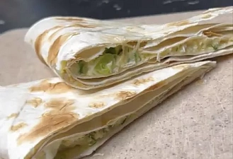 Фото приготовления рецепта: ПП пирожки с курицей и сыром - шаг 5