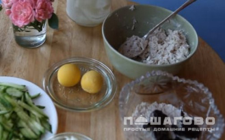 Фото приготовления рецепта: Легкий салат с курицей, огурцом и черносливом - шаг 6