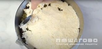 Фото приготовления рецепта: Слоеный салат с копченой курицей, отварным картофелем и грибами - шаг 10