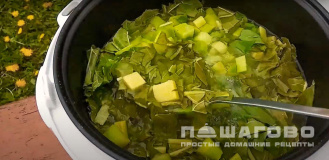 Фото приготовления рецепта: Зеленые щи из ревеня с картошкой - шаг 6