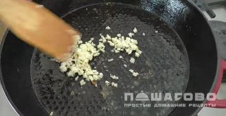 Фото приготовления рецепта: Курица с грибным соусом - шаг 2