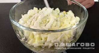 Фото приготовления рецепта: Салат Прага с курицей и черносливом - шаг 9