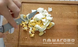 Фото приготовления рецепта: Салат из маринованных грибов - шаг 3