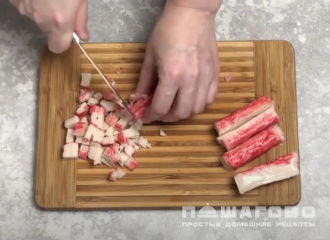 Фото приготовления рецепта: Салат из морской капусты с крабовыми палочками - шаг 1